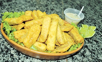No bar e lanchonete Caldo & Cia, o cliente pode saborear a deliciosa porção de peixe frito com molho tártaro